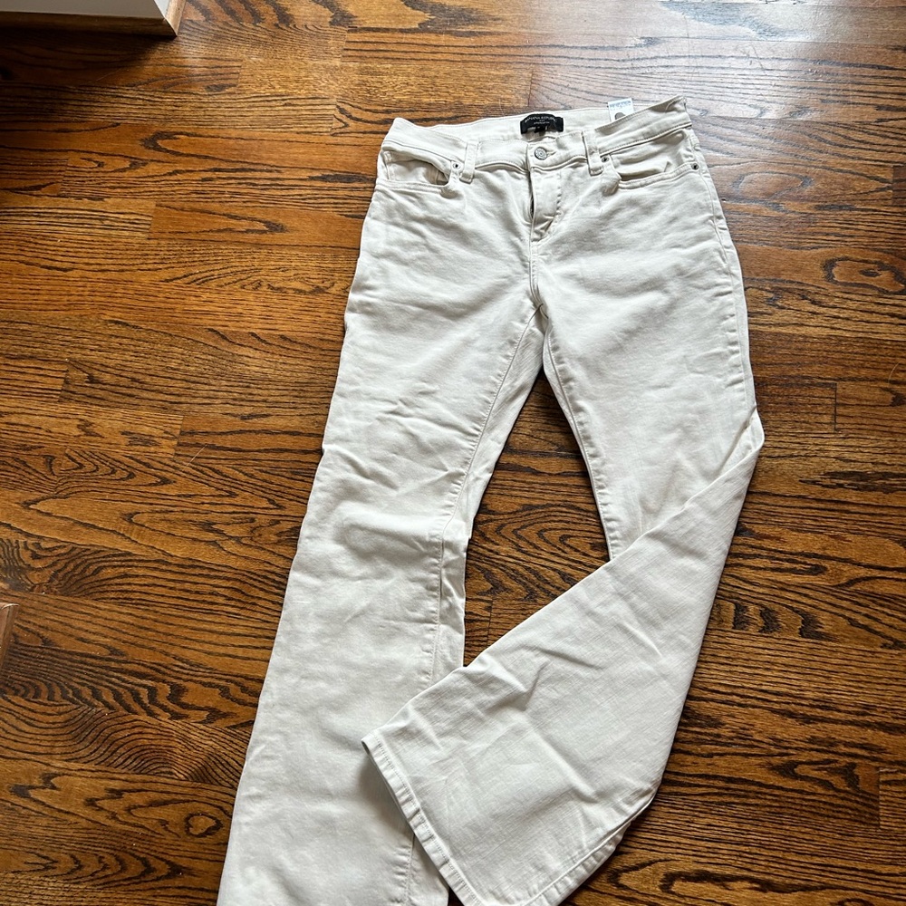 Banana Republic. Bootcut fit. Size 28/6. Winter white jeans.